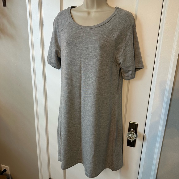 NEW WITH TAGS BB Dakota Grey Short Sleeve Dress with Back Cutout Detail - Picture 1 of 8